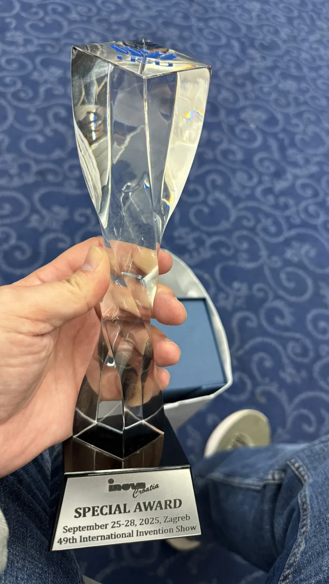 INOVA 2025 special award trophy.