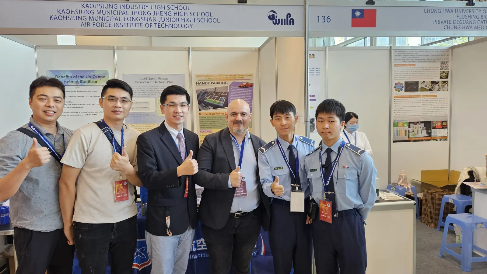 Innovators and visitors together at KIDE 2023.