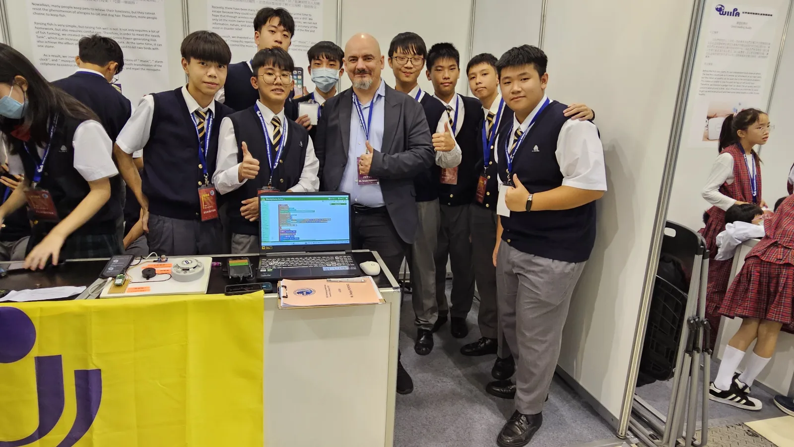 Young inventors presenting their work at KIDE 2023.